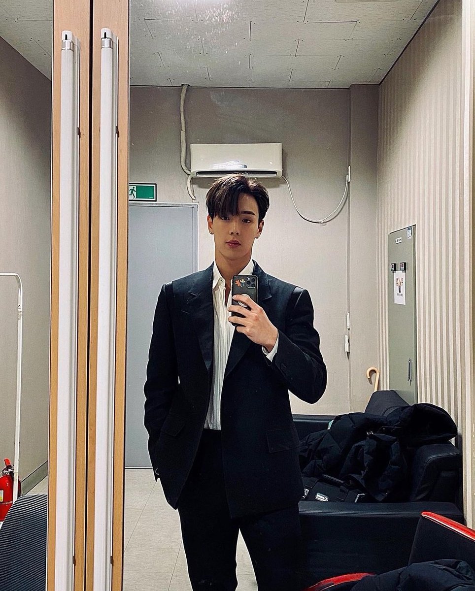 mylittleshownu's tweet photo. shownu deciding that mirror selfies are his thing now is a win for us https://t.co/yxmjmjha0e