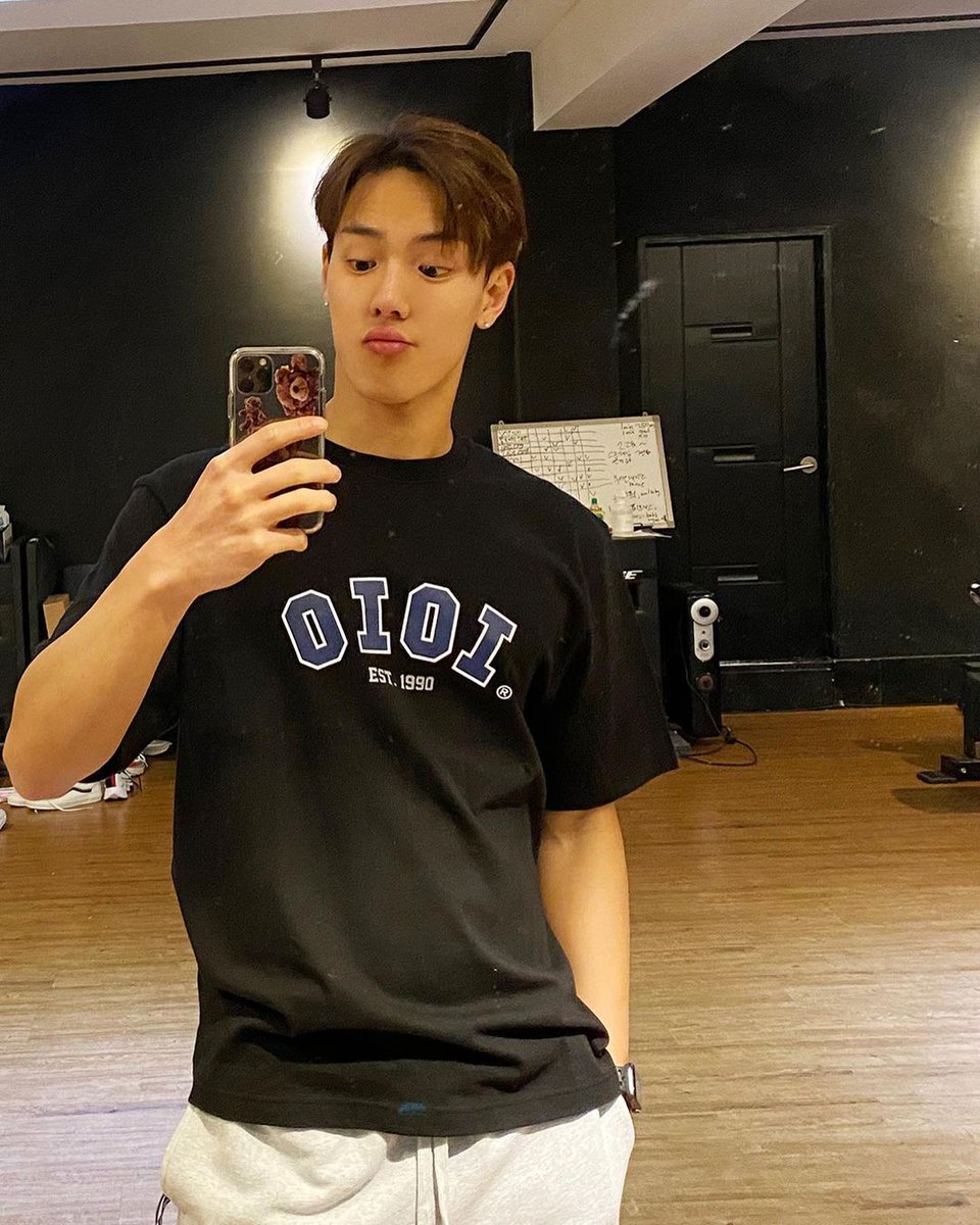 mylittleshownu's tweet photo. shownu deciding that mirror selfies are his thing now is a win for us https://t.co/yxmjmjha0e