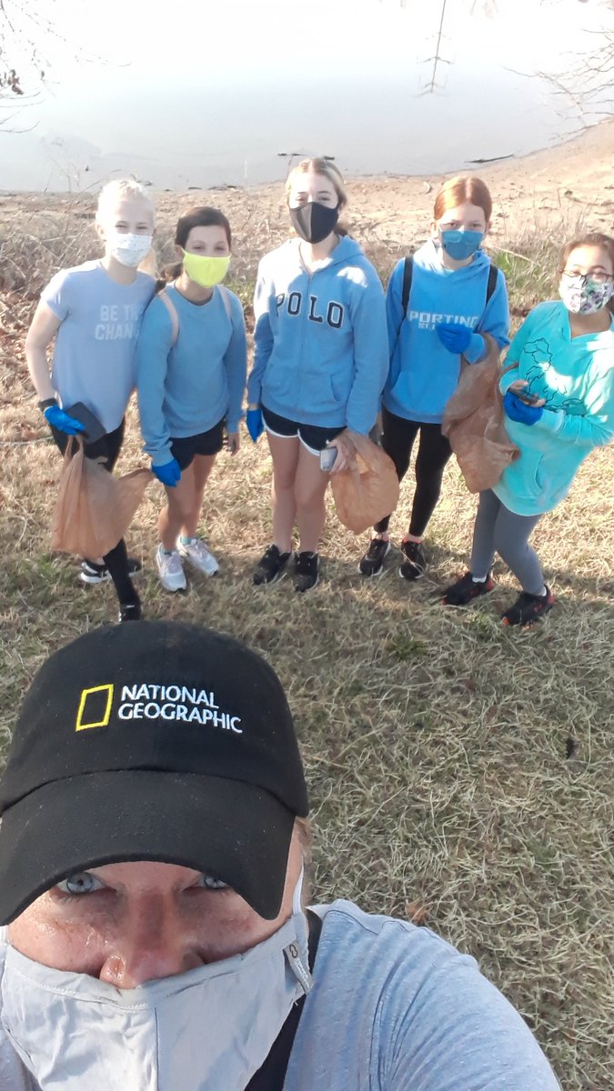 bluebirdfhsd's tweet image. These @FrancisHowell @BryanMiddleFHSD #studentexplorers and parents helped ON THEIR DAY OFF for 2 hours @CreveCoeurMO #mallardlake with @DebrisTracker for #MRCTI. We filled an entire metal park trash can with approx 300 items! #planetorplastic @NatGeoEducation 💛 @JambeckResearch