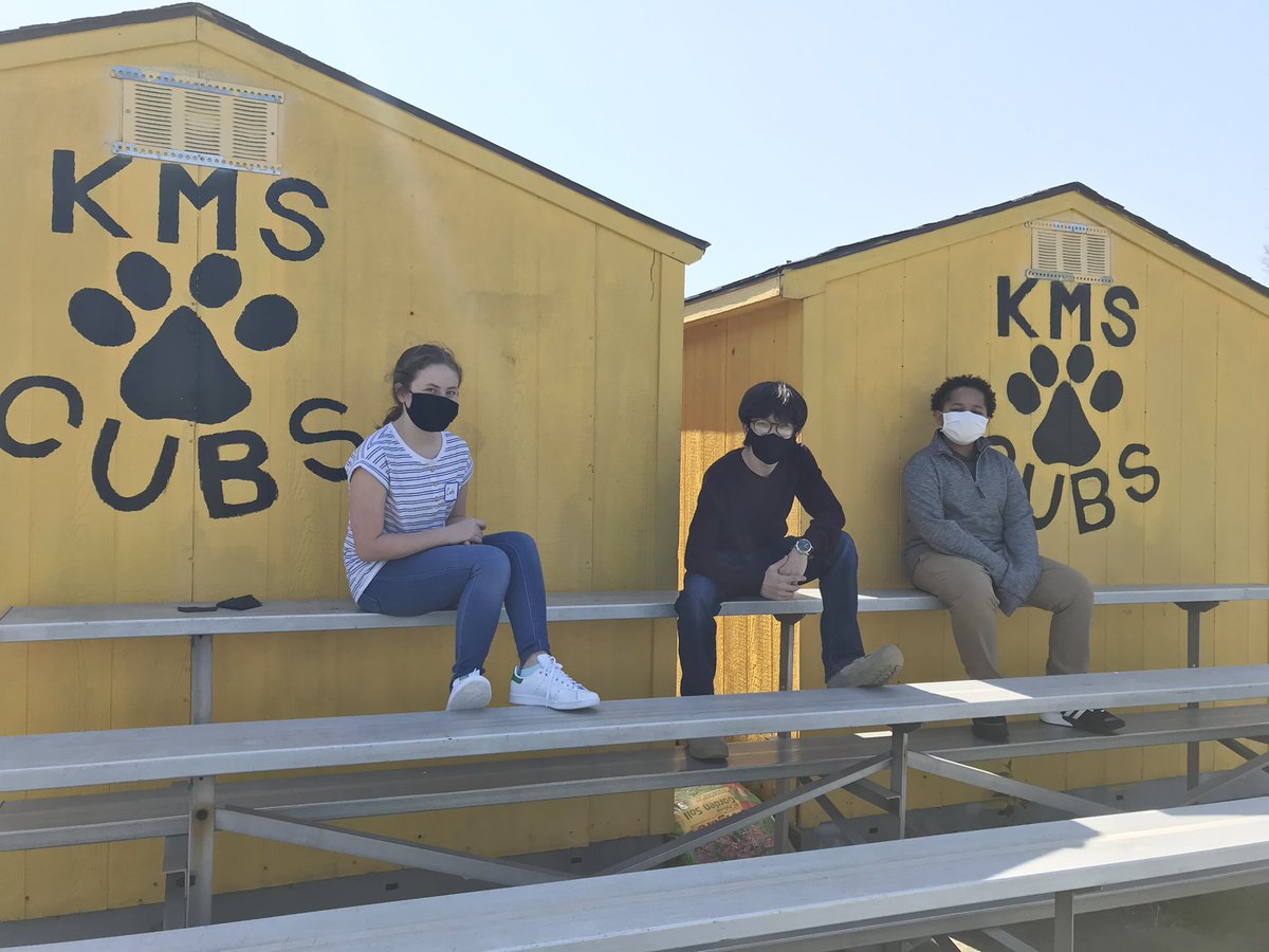 JCPSKY's tweet image. 🧠 BRAIN BREAK | Returning to in-person learning is a breath of fresh air for these @KammererCubs taking a break outside! #JCPSReturn