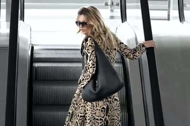 Another bug year for the bag was 2014 Kate Moss add. The campaign video shows Kate running from paparazzi at the airport with the IT bag. (Campaign was inspired by paparazzi pics of Jackie with this bag).