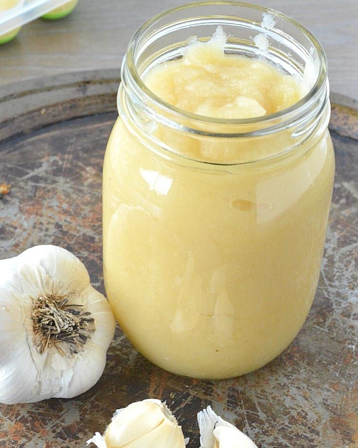 Olá pessoal! 🙋🏻‍♀️
🌼Tu pode fazer uma pastinha ou triturar o alho e conservar num pote de vidro na geladeira, tu agiliza na hora de cozinhar e não fica cheirinho de alho nas mãos. *Lembre de etiquetar para saber a data exata que foi feito.✨Mais dicas? Instagram @organizecomaline