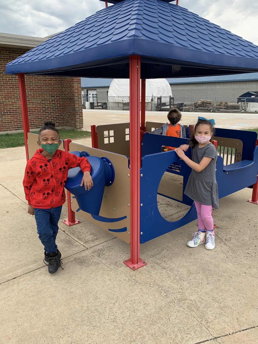 Such a beautiful day for our first time on the playground this year!  Big smiles all around, even from behind the masks! <a href="/dolphins_center/">@center_dolphins</a> <a href="/OSD135/">Orland District 135</a>