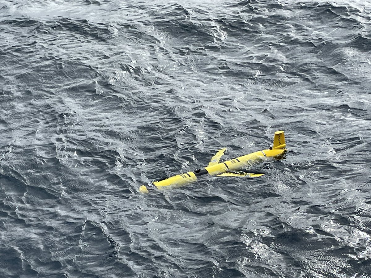 Smooth deployment of @NOCnews Slocum #glider off #RRSDiscovery on #DY130 around the @PAP_observatory. This glider will head NE to survey an eddy ahead of @NASAOcean #EXPORTS @TeledyneMarine @GOCARTcarbon @AAiFADO @ego_gliderman
