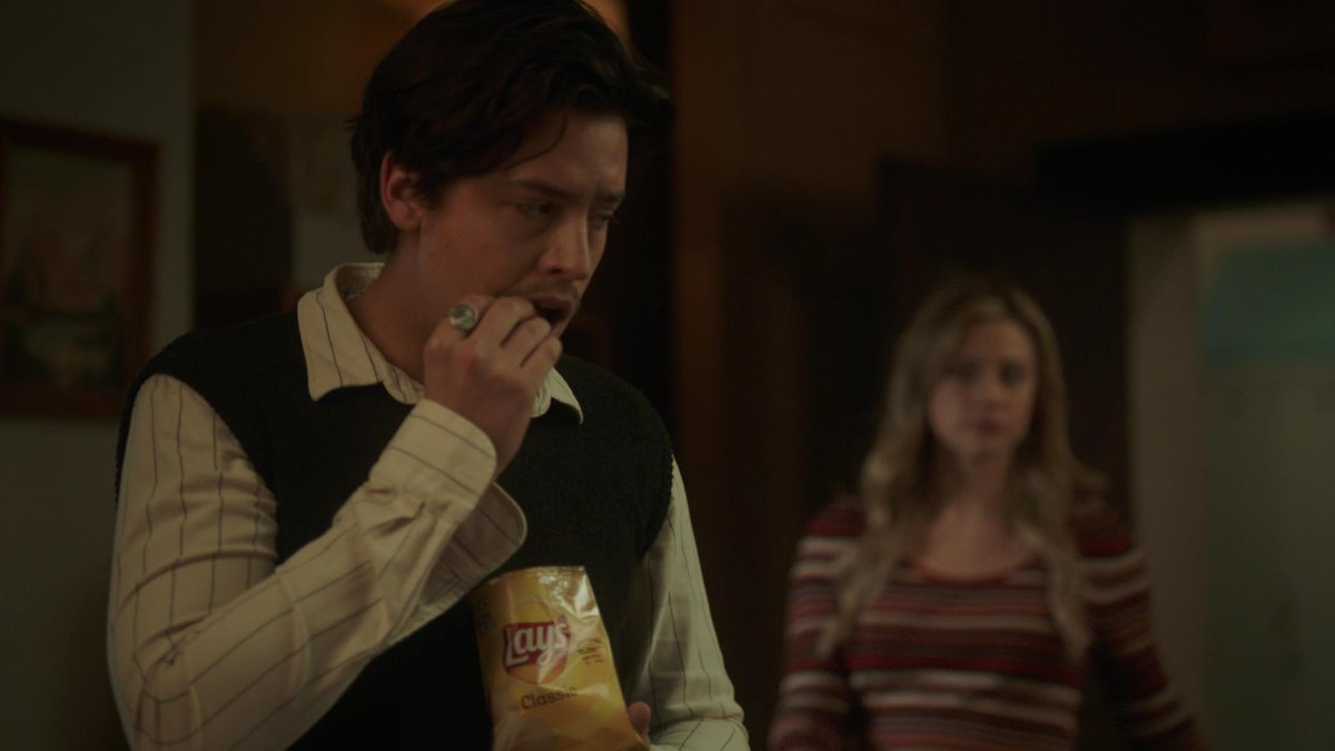 nocontextrvd's tweet photo. if someone asks what Riverdale is about, just say it’s about guys eating various bags of chips. https://t.co/xhDTGUknG2