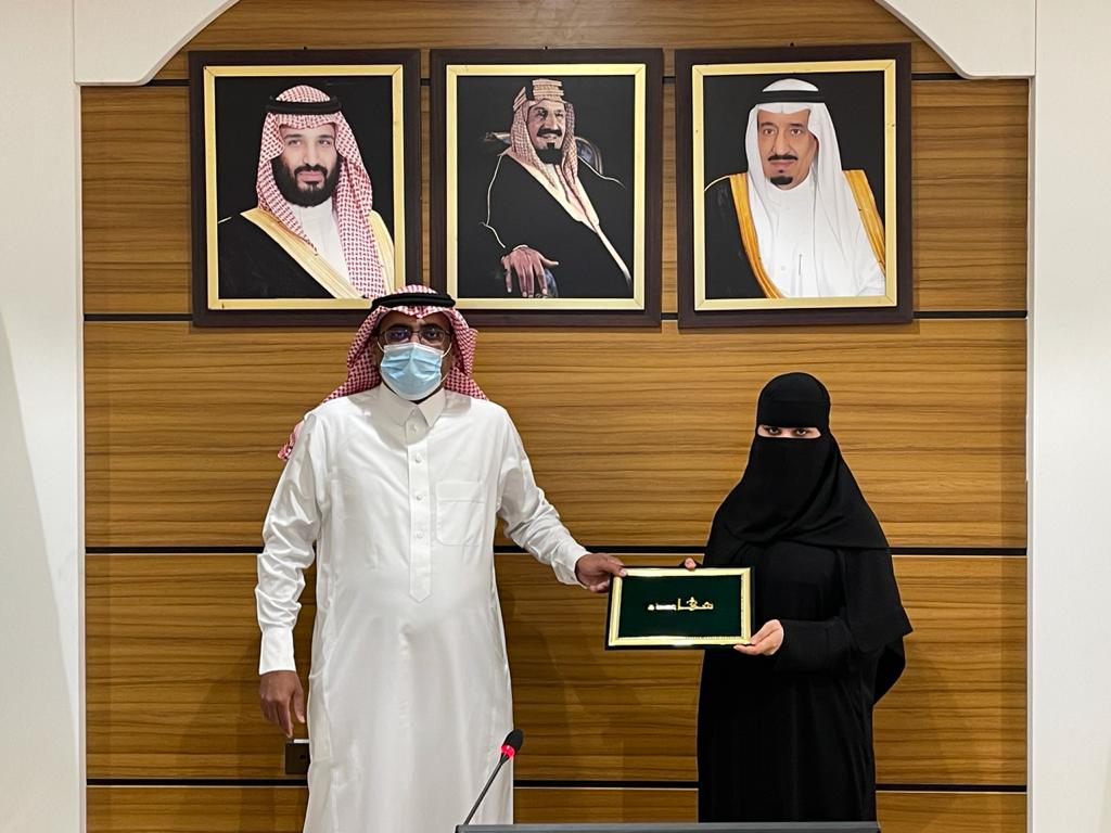 Bisha_U's tweet photo. رئيس #جامعة_بيشة أ.د.محمد بن محسن صفحي يكرم الفائزات والمشاركات في هاكثون البرمجة والأعمال الرابع وهاكثون طيبة
،،
https://t.co/sQlZKvxSLY https://t.co/CnMZHPlt51