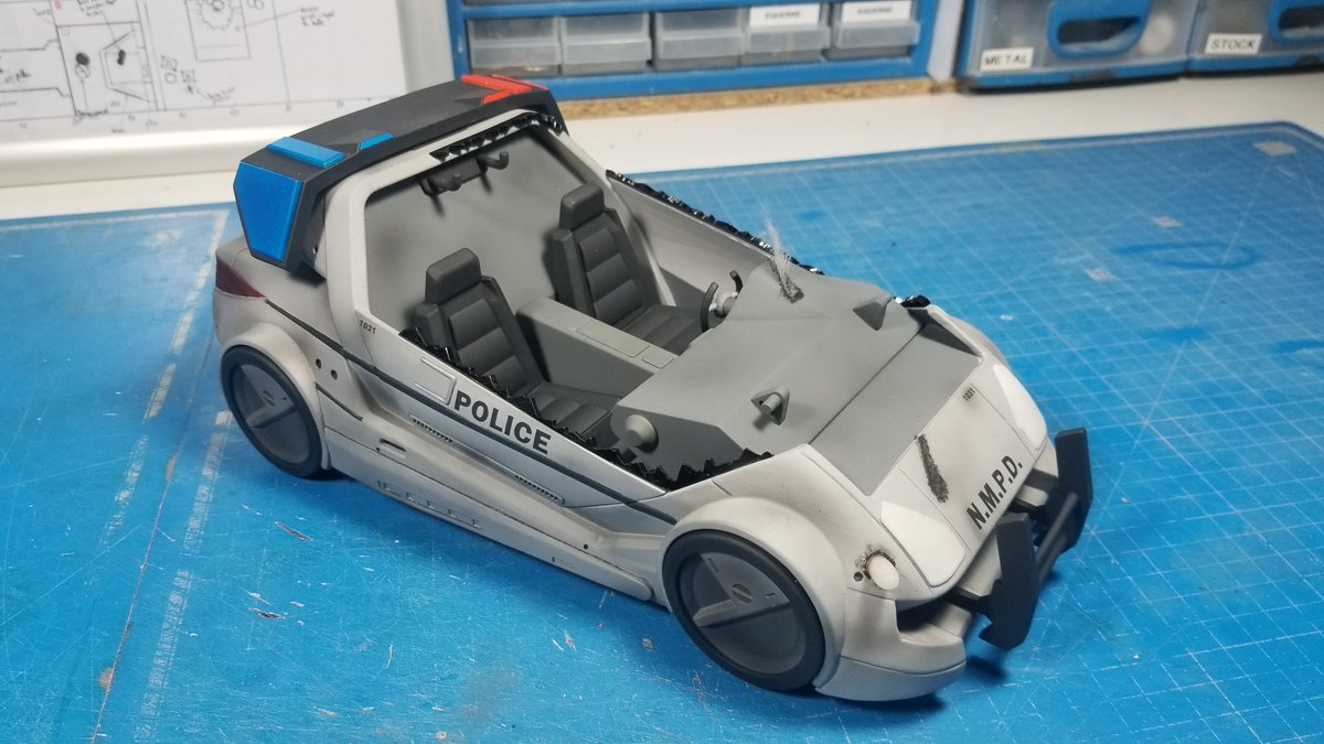 Timuche's tweet photo. The police car is finished !
It was a lot of work, but I'm pretty happy with the result !
-----
La voiture de police est terminée ! 
Ça a été du boulot, mais je suis plutôt content du résultat surtout !

#halo #haloprops #odst #unsc #diorama #models #xbox #props #propmaking https://t.co/kIqcwYm4qZ