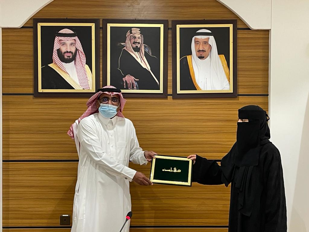 Bisha_U's tweet photo. رئيس #جامعة_بيشة أ.د.محمد بن محسن صفحي يكرم الفائزات والمشاركات في هاكثون البرمجة والأعمال الرابع وهاكثون طيبة
،،
https://t.co/sQlZKvxSLY https://t.co/CnMZHPlt51