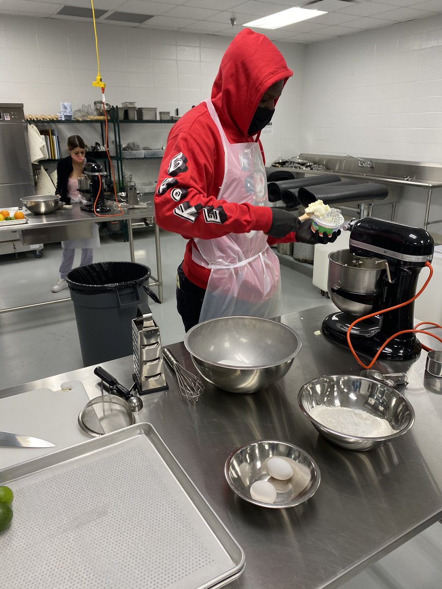 JCPSKY's tweet image. 🧁 SWEET TREATS | @IROQUOIS_HS students aren’t wasting any time! They’re already back in the kitchen making sherbet cookies on DAY 1️⃣! Who wants one? 🙋🏼‍♂️We do! #JCPSReturn