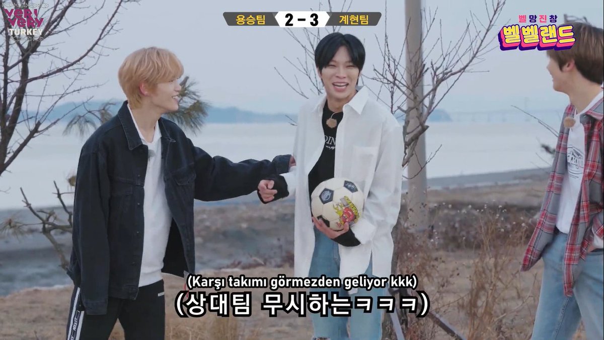 veriverytrsubs's tweet photo. ⚽️ | VERIVERY'nin ayak voleybolu oynadığı "CHAOTIC VERVERLAND"in 2. bölümünün çevirisi geldi! Beğenip yorum yapmayı, kanala abone olmayı unutmayın~ Keyifli seyirler❤

👉https://t.co/rjzpRqRpHl 

@the_verivery #VERIVERY #베리베리 @veriveryturkey https://t.co/dJ83QSMyV6
