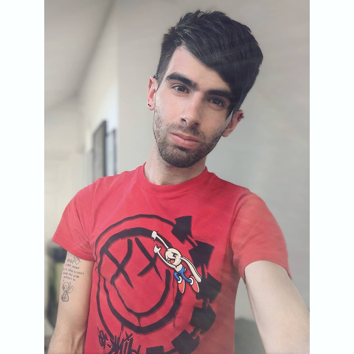 Found my blink-182 top I bought from hot topic when I was out America with the school, loved that shop 🔥🖤#selfie  #gothicdays #stillfits #sunny #gay23 #GAY #hottopic #blink182 #lgbt #gayuk #gayotter #gaywales #gayguy #piercings #lgbt #memories #clothesfromamerica  #sunshine