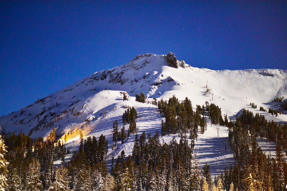 CaliforniaSnow's tweet photo. With 2,000 feet of vertical drop and over 2,300 acres of terrain, "the Wood" has something for everyone. This is @KirkwoodMTN's last weekend for the season. Will you be there? #SkiCalifornia #kirkwood #theWood #catchthewinterwave https://t.co/yQSvpsRP9p