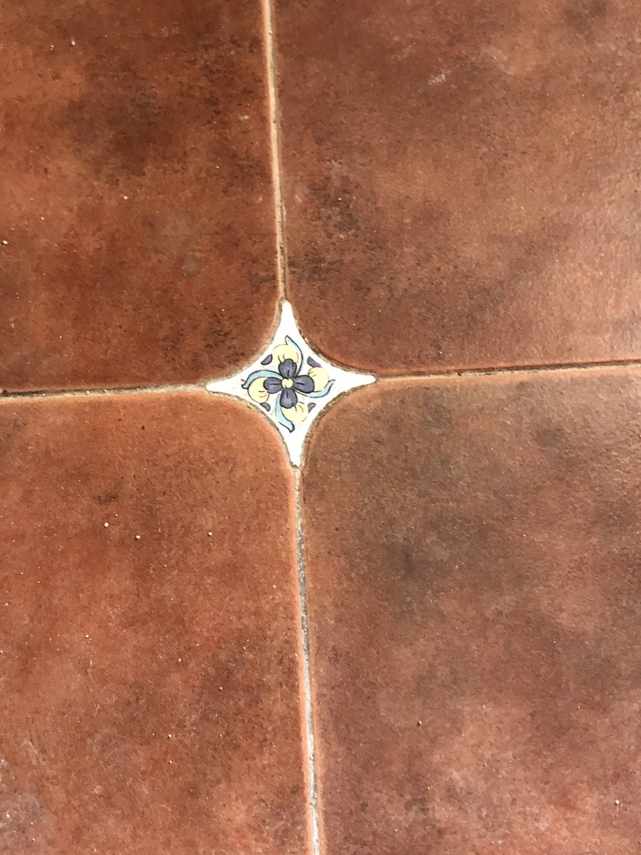 EliBorreda's tweet image. SOS. 

Us necessito per un repte:
el meu germà està fent obres a casa seva i hauríem de trobar rajoles com aquestes (o molt semblants). Handicap? Ja no se'n fan... però en algun racó n'hi deu haver, oi? I Twitter farà la seva màgia, segur!

RT, si us plau? 😇