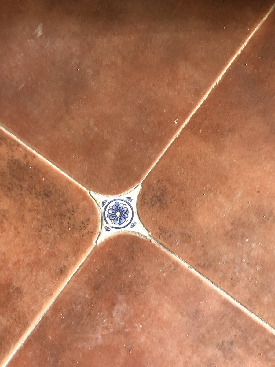 EliBorreda's tweet image. SOS. 

Us necessito per un repte:
el meu germà està fent obres a casa seva i hauríem de trobar rajoles com aquestes (o molt semblants). Handicap? Ja no se'n fan... però en algun racó n'hi deu haver, oi? I Twitter farà la seva màgia, segur!

RT, si us plau? 😇