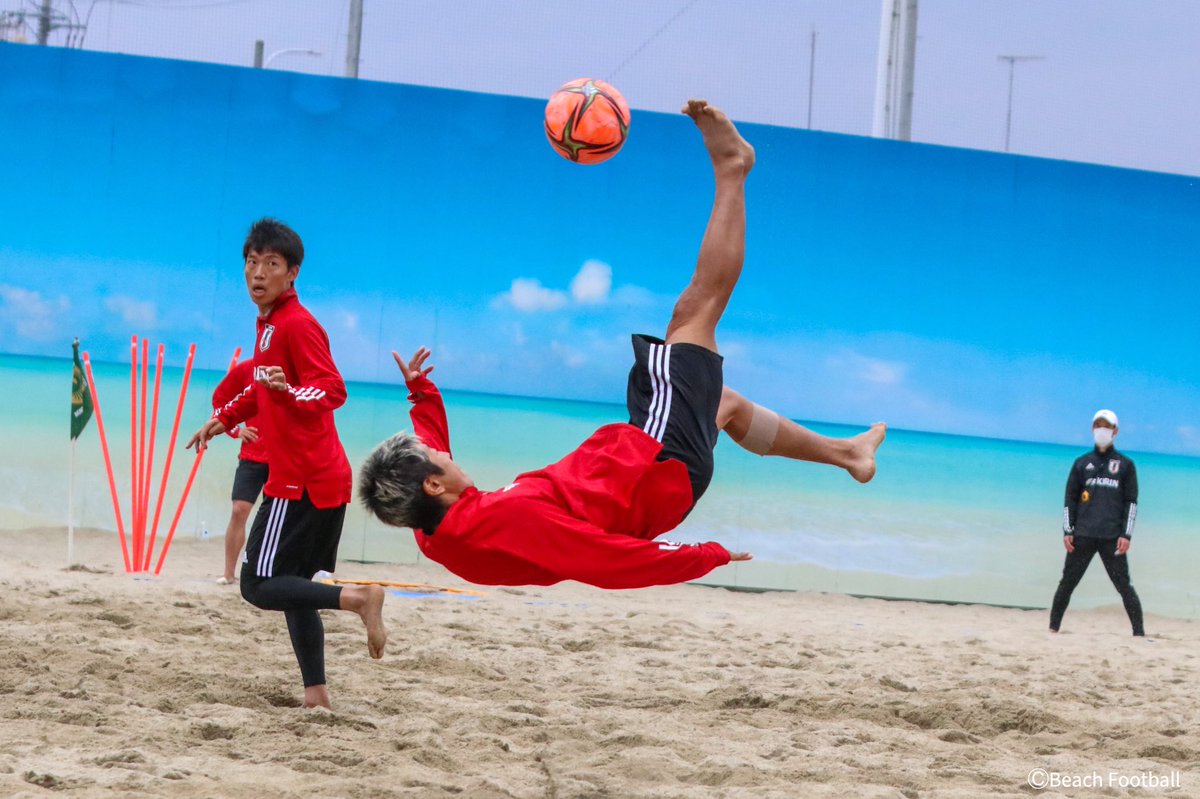 Beach Football ビーチサッカーのシュート練習 オーバーヘッド シュート アクロバティックなシュートがビーチ サッカーの醍醐味です ぜひ一度 生でご覧いただきたいと思います ビーチサッカー日本代表 日本代表 トレーニングキャンプ ビーチ