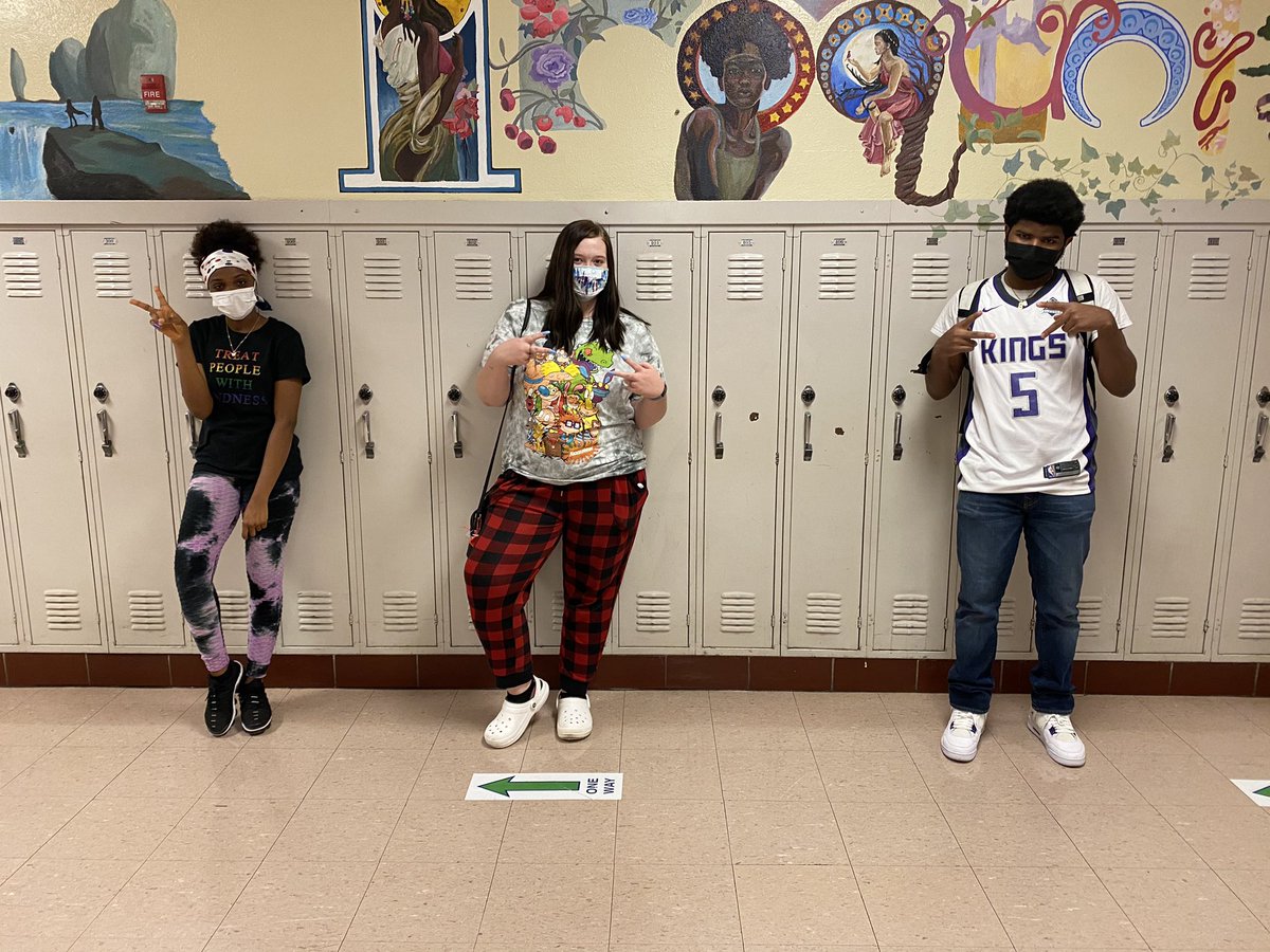 JCPSKY's tweet image. 🎉 BACK IN HIS HAPPY PLACE | Zyrann is thrilled to be back with his friends at @IROQUOIS_HS today! He’s a culinary student with @ChefNikkia &amp;amp; got to show us how he’s grown over the years in the program. #JCPSReturn