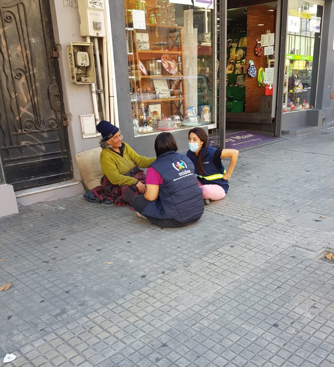 Hoy vi esta imagen en 18 y P. de María. De "La gente tiene derecho a vivir en la calle" a escucharlos y atenderlos. Felicitaciones.