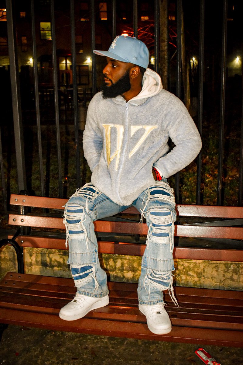 Benji_mamba's tweet photo. EVERYBODY NEEDS LUHV.... EVEN ME 🥶🛅💎 @walesgallery https://t.co/YgnFcpCMtQ