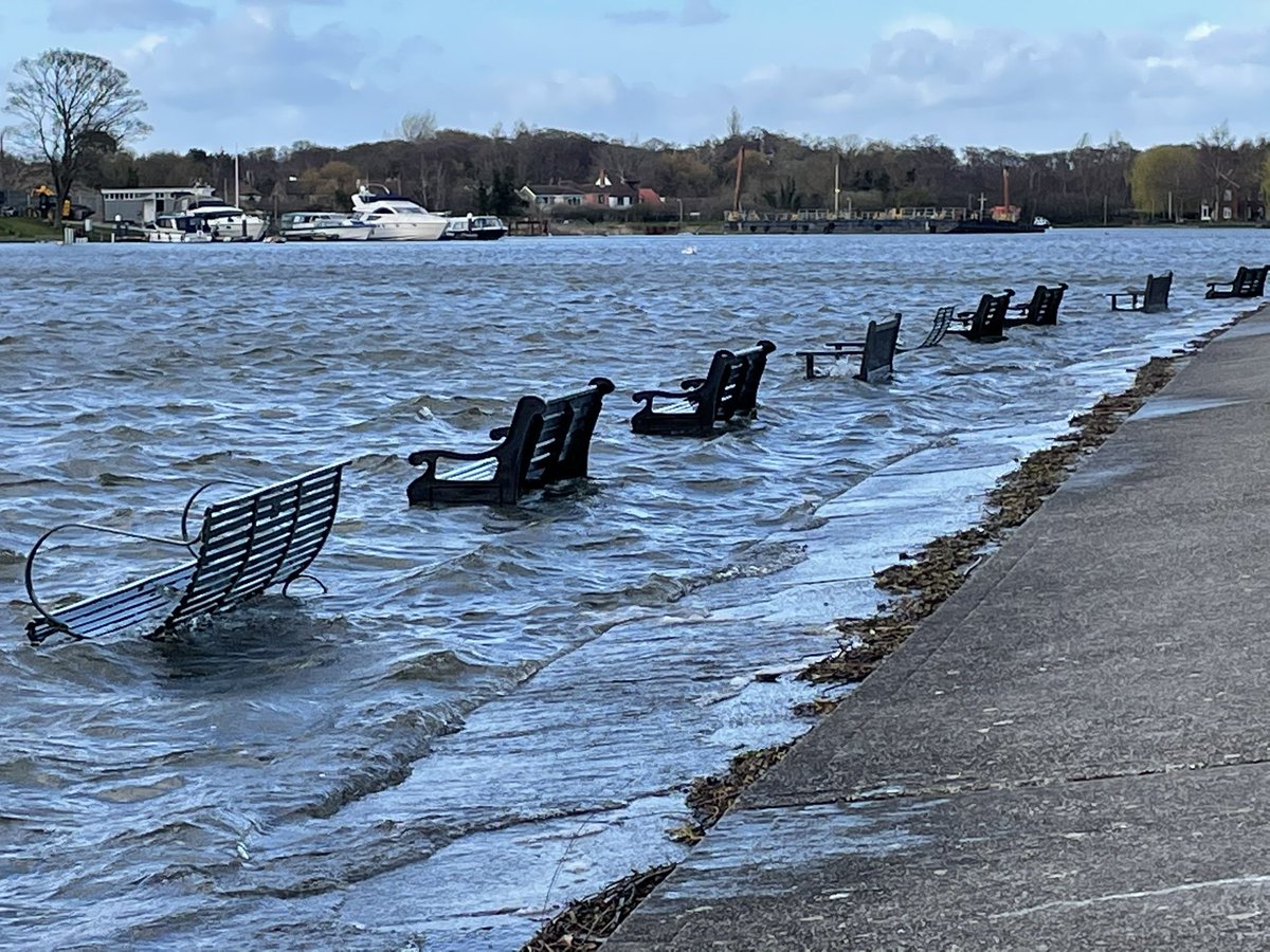 Flooding at Oulton Broad tonight. #hightide #broads #CoastGuard #flooding