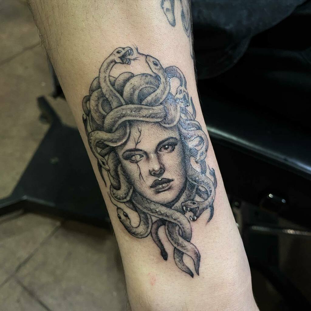 RyanFutterman's tweet image. Been MIA from social media for a bit but im back!! Got a lot of stuff to post to get caught up so stay tuned!! Missed u guys! 

.
.
Link in bio to book an appointment. Message me for info. 
#medusa #tattoo #blackwork #tinytattoos #tattoos #tattooed #tatt… instagr.am/p/CNSt6SXDnft/