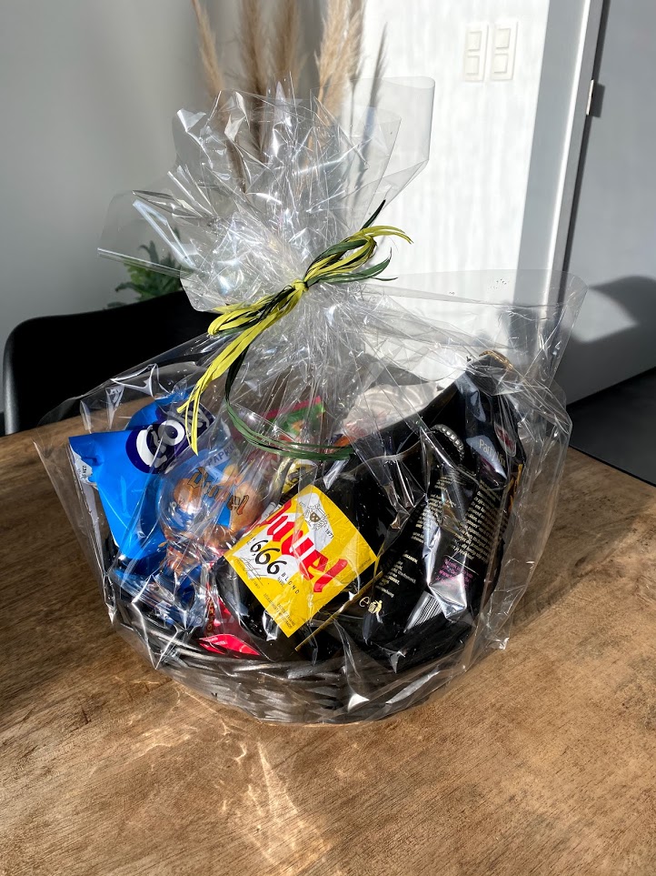 GJNicolai's tweet image. De beste werkgever staat op zijn vrije dag plots aan je voordeur met een mand vol Paasgoodies 🧺😋 Employer branding met een groot ❤ (tussen de sneeuwbuien door) @ThinkTomorrowBe @KingJohnny