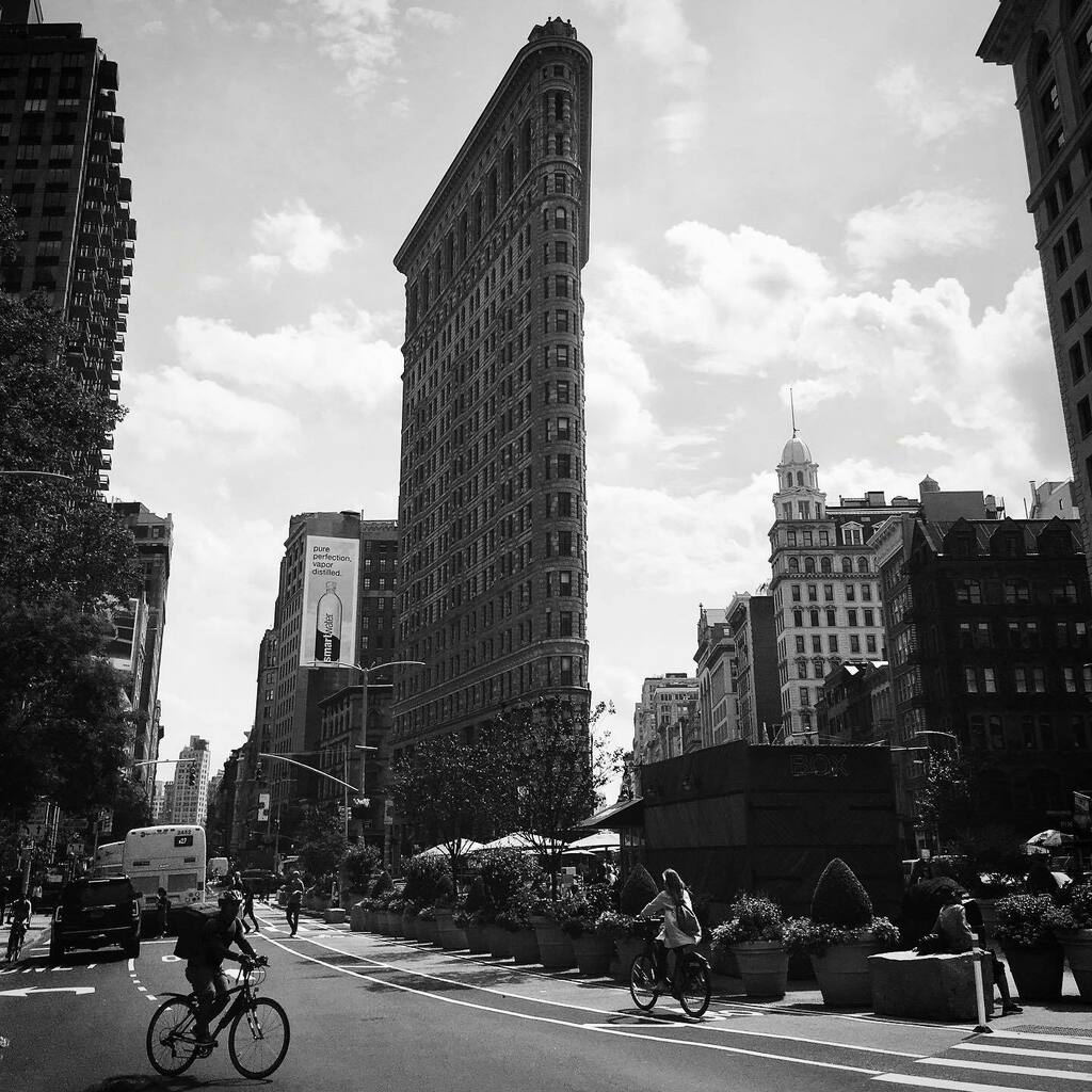 I’ve been writing about New York this weekend. It has me missing that heaving beast of a city so much! My favourite thing to do in NYC is walk... even though it’s a vast city, there is so much to discover. This is a view of the Flatiron building, tak… instagr.am/p/CNS0i99AxAX/