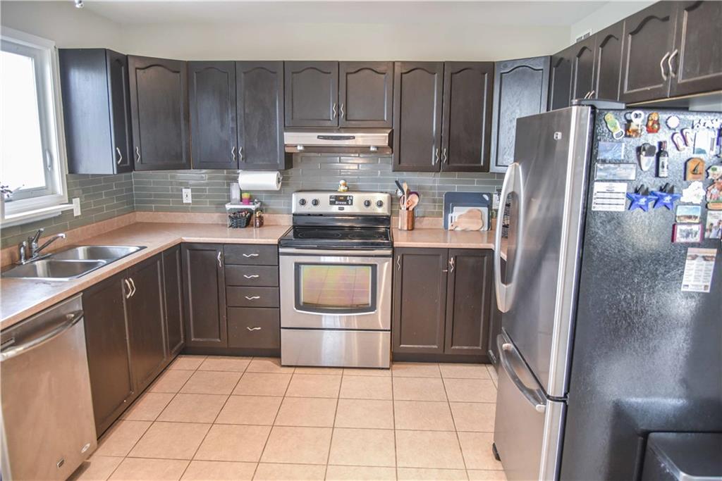 BugMeAnytime's tweet image. 7 Highland Park Dr. is my NEW LISTING🤩 Great home in a family friendly neighbourhood! 🏘️This Hi-Ranch home features an open concept living room and dining area and ceramic floors in the kitchen and a patio door leading to a two-tiered deck and hot tub!😍 
#newlisting