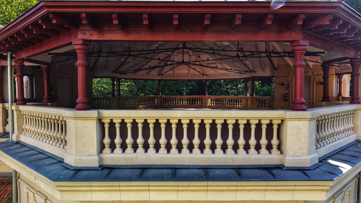 La verdad que si #Laudio tiene algo bonito es su parque, y el edificio del casino es una muestra de regeneración y estas fotos una visión que normalmente no tenemos.