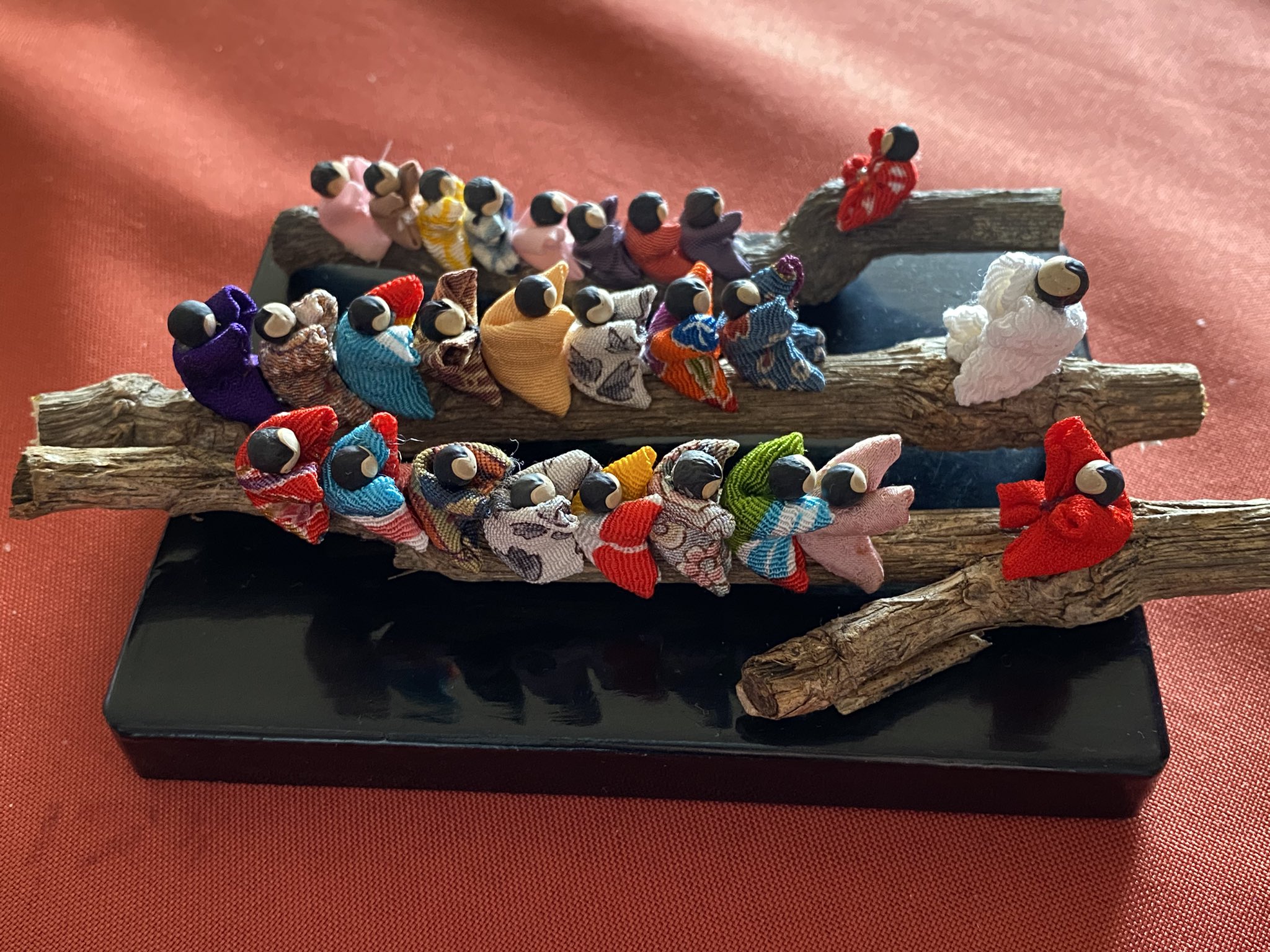 いをり お姑さんの作品 フウセンカズラの種を顔に見立てて作った人形を南天の枝に乗せた 難を乗り越える の言葉をかけているそう 押し合いへし合いの人形達が可愛い T Co Yqdc1juhrk Twitter