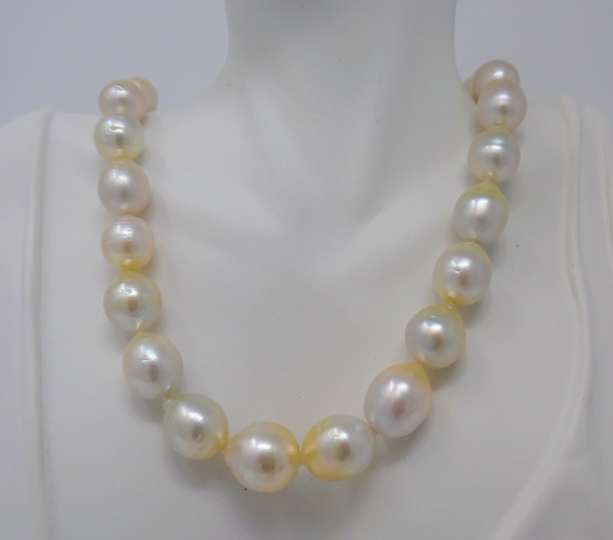 DAndalora_Bella's tweet photo. Vintage South Sea Oval Round Baroque Cultured Natural White Subtle Silver Golden Overtones Saltwater Pearl Strand  Necklace 17.5 inch PN036 https://t.co/mOUhLbJ8MR via Etsy #PearlWatch #MenInPearls https://t.co/KREQlTVs7S