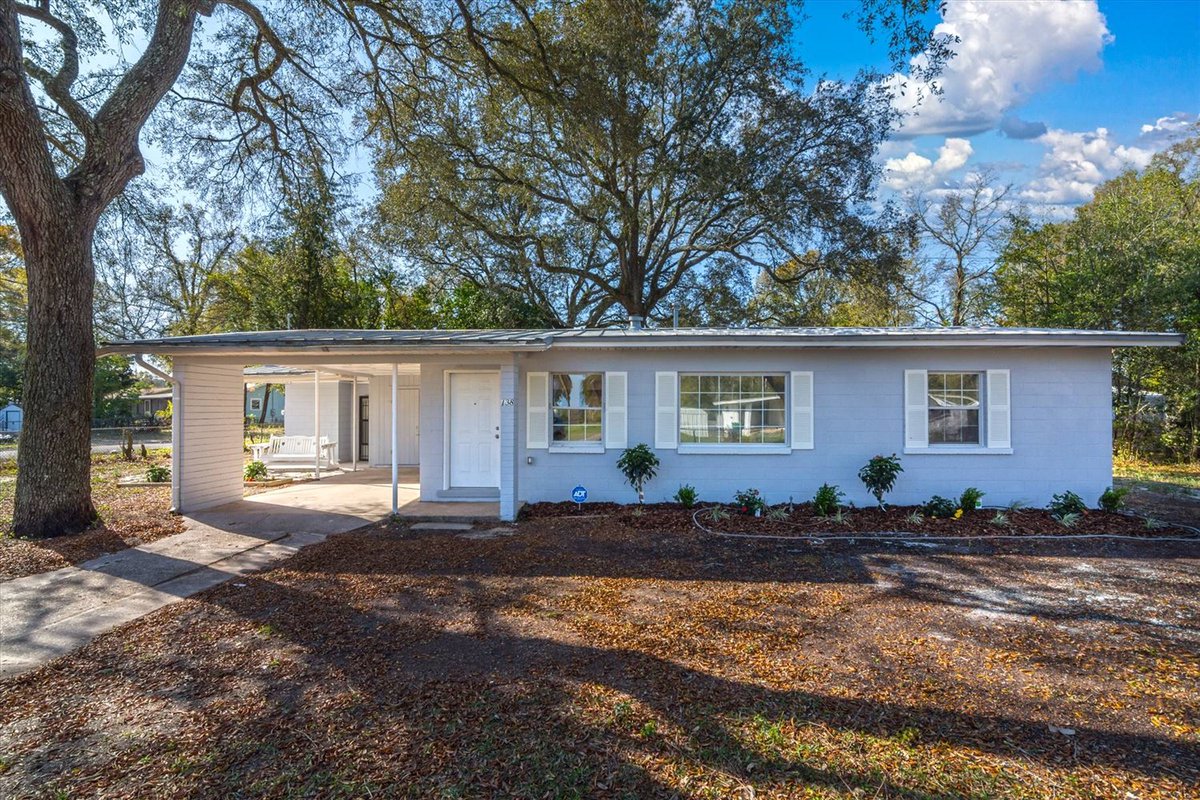 ADDvantage's tweet image. Newly, beautifully remodeled 4-bedroom home on an oversized corner lot. #homeforsale #realestate #northflorida ow.ly/eOH750Eh04u