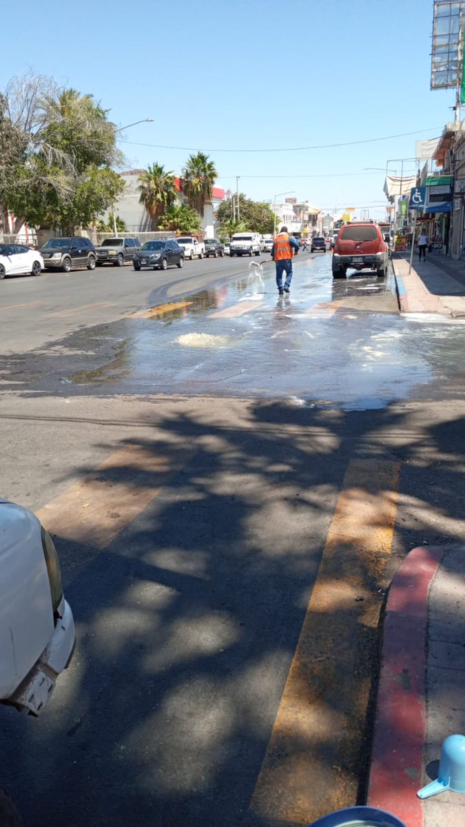 CEAGuaymas's tweet photo. Se atiende reporte del derrame de aguas negras y se procede de inmediato a clorar el área afectada. https://t.co/dsdjbu7Qli