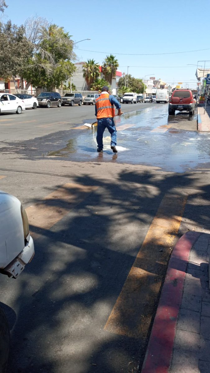 CEAGuaymas's tweet photo. Se atiende reporte del derrame de aguas negras y se procede de inmediato a clorar el área afectada. https://t.co/dsdjbu7Qli