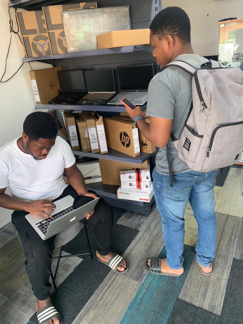 MrValueGH's tweet photo. Another customer checking the MacBook he just bought from me...
I’m still offering super cool deals on MacBooks and all your other Apple products and windows laptops.
Call/WhatsApp ☎️ me on 024-232-4491
#BiggestConnectInTheCity #MrValue https://t.co/JhpoM2eIU5