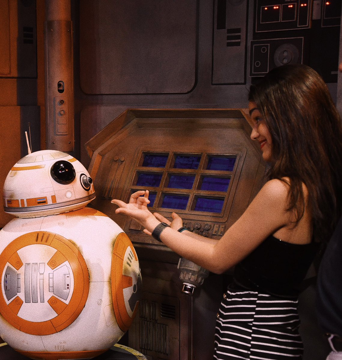 even bb8 agrees wHY ARE YOU STILL NOT CONVINCED???