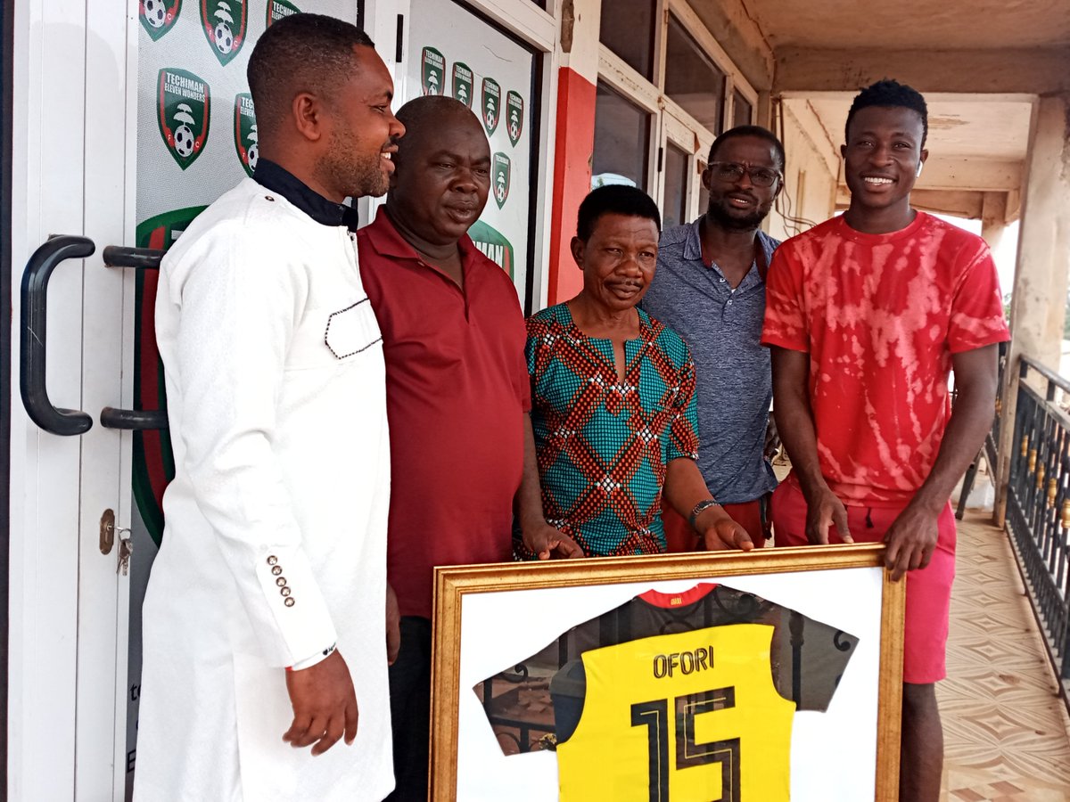 Txiwonders's tweet photo. Ofori McCarthy Black Satellites gold medalist in U - 20 Afcon presented this gift to the president of the club this morning @ the team's Secretariat. 

#Thank you Baller 🤝🤝🤝.

#TEWFC  ⚪🟢🔴 https://t.co/n2LhaCqSHe