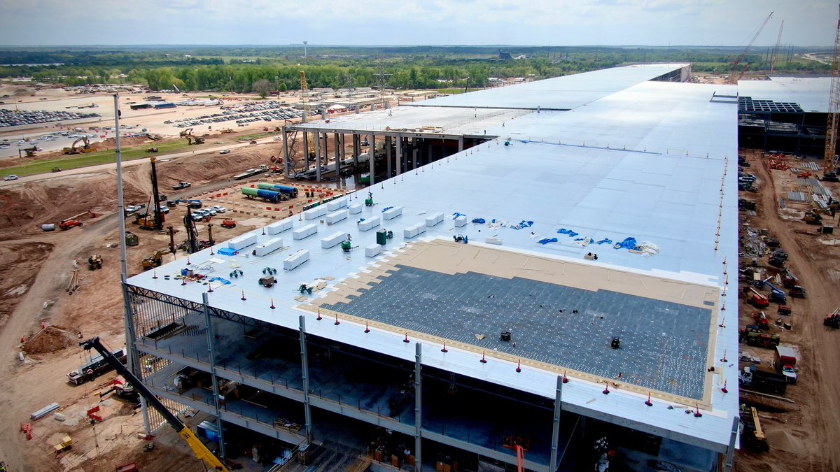 gailalfaratx's tweet photo. Lots of action at Giga Texas today! Cranes are lined up and ready to race, lots of insulation going on the roof, and a little surprise arrival that we think might be the 8000 ton IDRA Giga Press for Cybertruck!
📷 @peterdog15   #TSLA #Austin https://t.co/elqTTyztKO