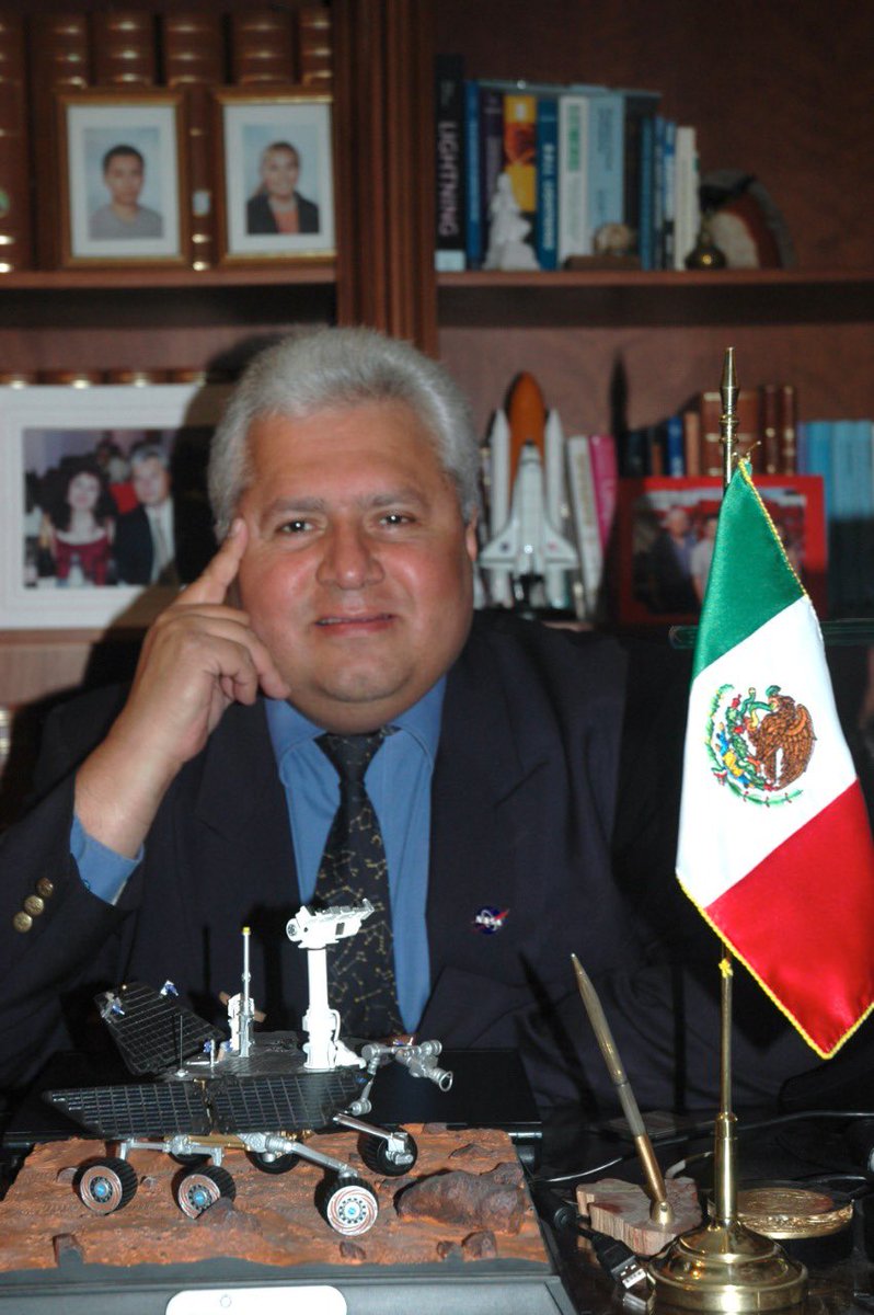 AnitaLomeli's tweet photo. La @NASA_es informó que el equipo de @MarsCuriosity nombró a una colina de Marte la “montaña Rafael Navarro”, en honor al científico mexicano de la @UNAM_MX y miembro del equipo que falleció el pasado 28 de enero. Todo un orgullo mexicano👏🏻👏🏻👏🏻🇲🇽🕊️ https://t.co/xqxAXCdBVy