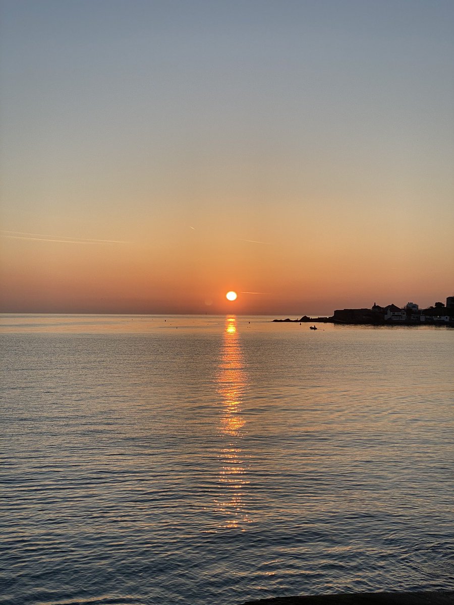 Long weekend in my bubble ❤️ Sunrise ☀️ Blue skies 😎 Seaside 🌊 &amp; delicious <a href="/LePatissier1/">Robert</a> Easter treats 🧁 #FamilyTime #EasterWeekend