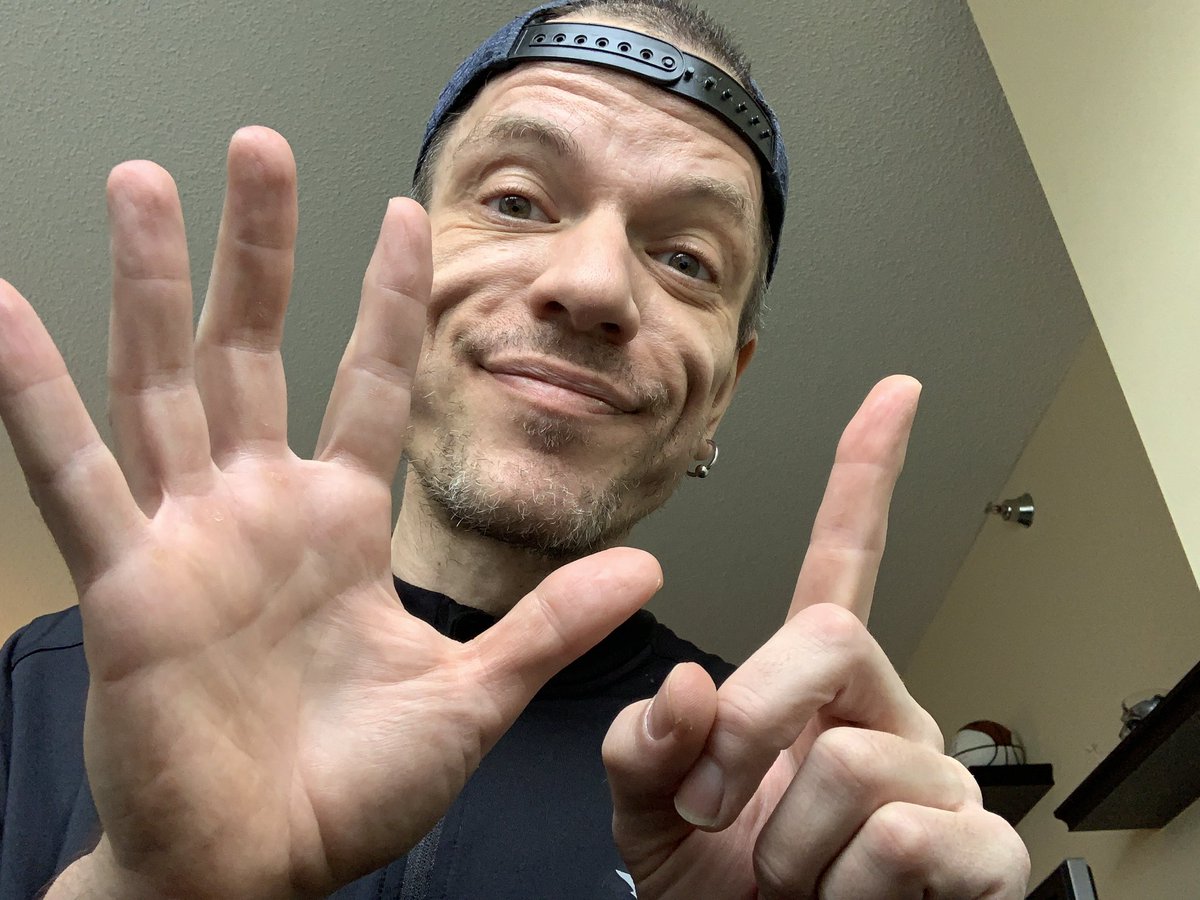 WeAreReleaser's tweet image. Congrats to our boy Stephen on 6 months of sobriety! He’s killing it, looking and singing better than ever🤘 new tunes coming at ya soon❤️
