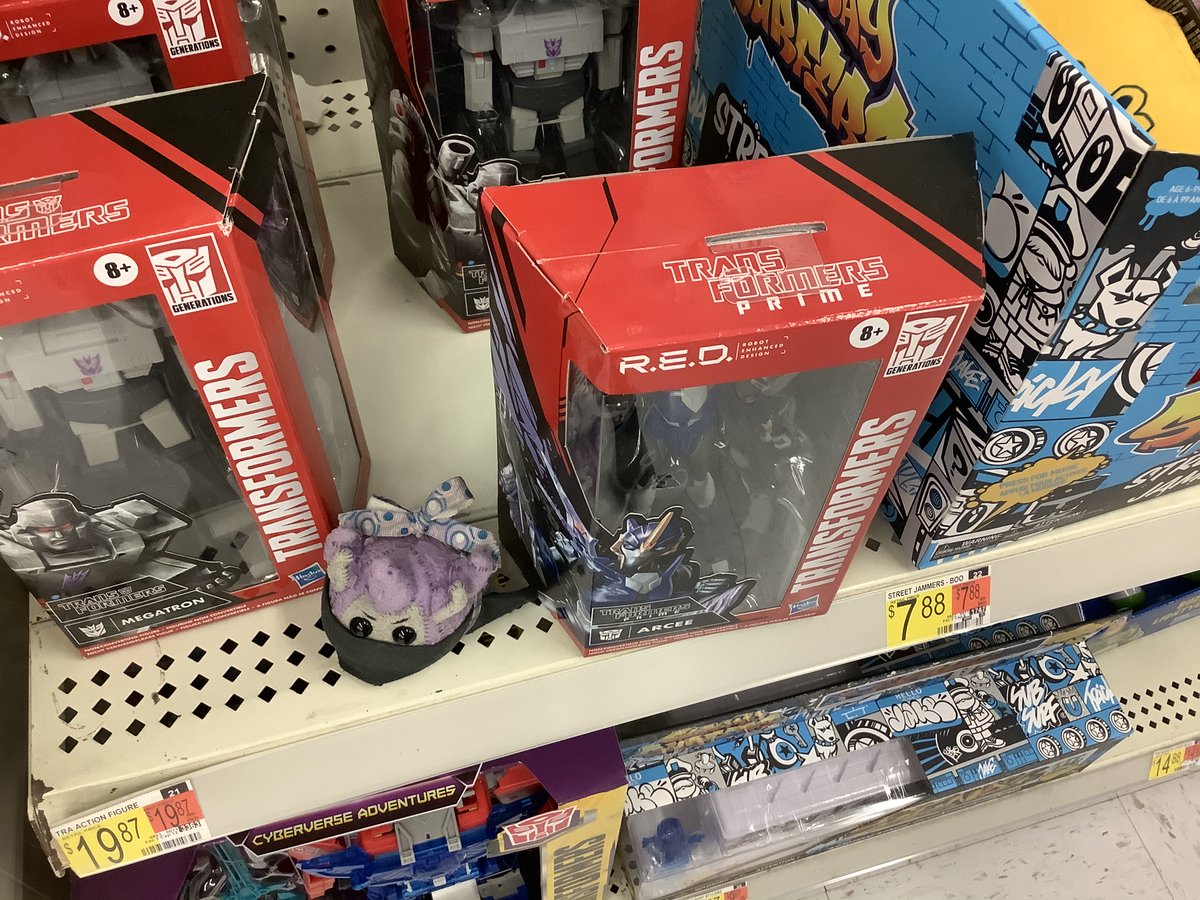 Transfan2's tweet photo. @JesseWittenrich @NightShiningPR
 Puggle IDW Galvatron: Main Street Hamilton Ohio Walmart’s Neat TF Section-Status as of Mon.04/05/2021 Including #TransformersKingdom!|#PGLTFs #PIGTFFinds #TF2Pics #PugglesTalk #Transformers #TransformersRED #TransformersNetflix #PIGTFSections|3️⃣ https://t.co/8cNmtQMm5P