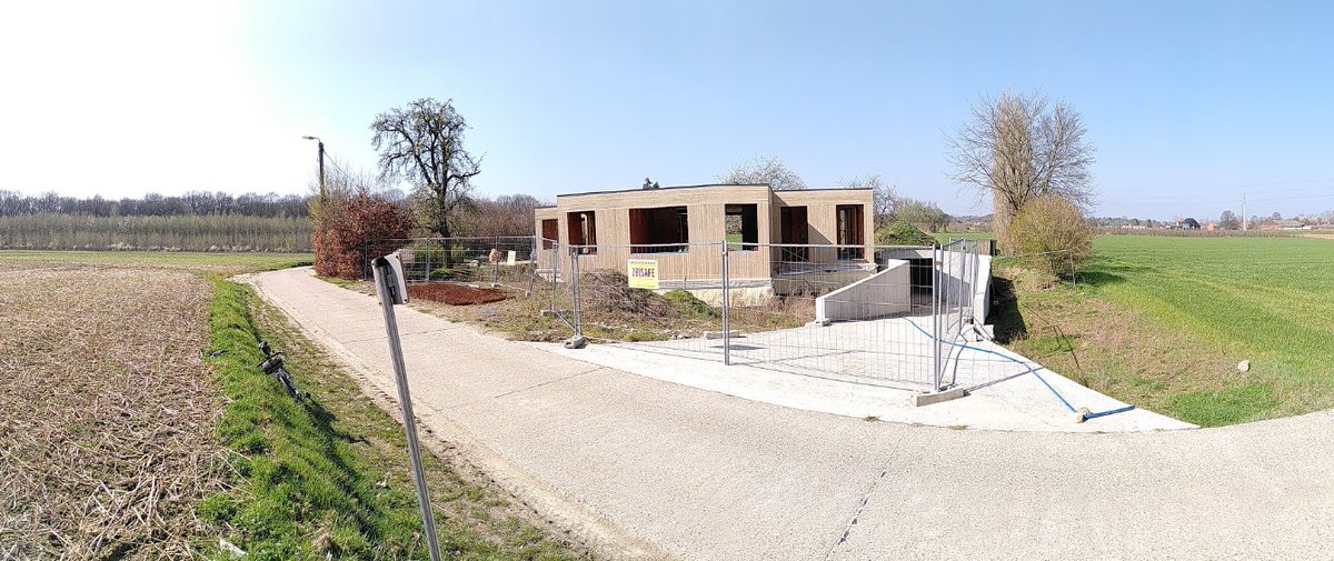 Betonwoede's tweet photo. Hier worden wij blij van🥰! Een ondergrondse betonnen garage in de velden👍 Top tip om binnen het vorige volume te blijven en je GLE toch veilig binnen te kunnen zetten. En ook bovenbouw volledig in beton. Proficiat om wat moderniteit in dit troosteloos gebied te introduceren👏 https://t.co/ePLB0yvEpR