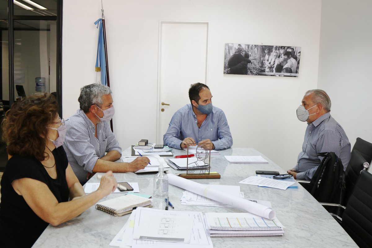 SubseHabitatBA's tweet photo. Junto a @smaggiotti, Viceministro de @MinHabitatAR, el Subsecretario @rubenpascolini abordó el desarrollo de proyectos que la @SubseHabitatBA lleva en territorio bonaerense a través de @PromebaUEPBA  y el trabajo en conjunto que realizarán la Nación y la Provincia. https://t.co/tBjZAD8mfu