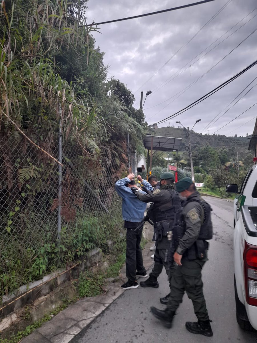 PoliciaMedellin's tweet photo. En el municipio de #Caldas con nuestro grupo de operaciones especiales #GOES realizamos actividades de registro y control a personas y vehículos. De esta manera continuamos #ConstruyendoSeguridad https://t.co/eMBbO7HPFS