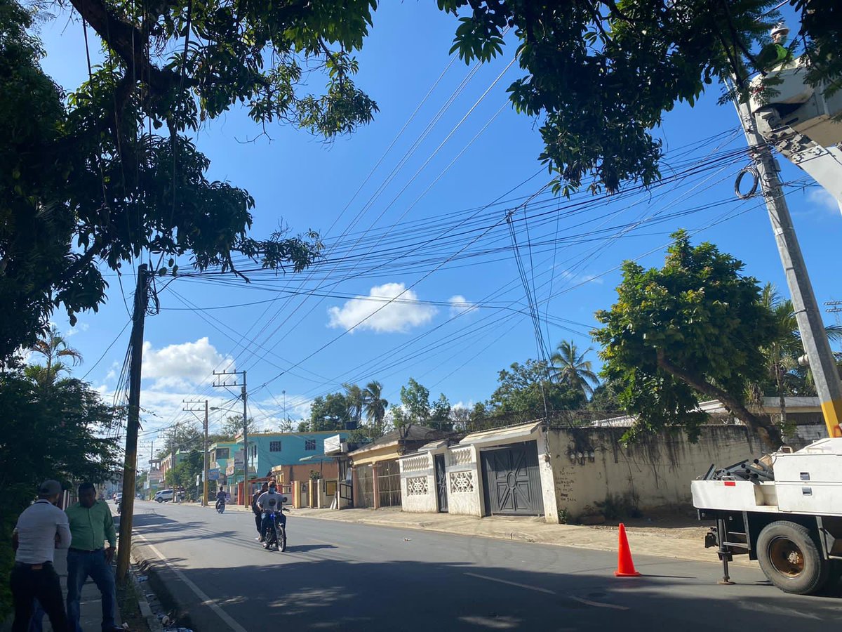 UERS_RD's tweet photo. Sánchez Ramírez. La calle Juan Sánchez Ramírez en el Municipio de Cotuí, cabecera de esta  Provincia, ahora luce iluminada tras la jornada de instalación y reparación de luminarias realizado por brigada de trabajo de nuestra institución. 
#obradebiensocial
#EstamosCambiando https://t.co/266z5wRoOM