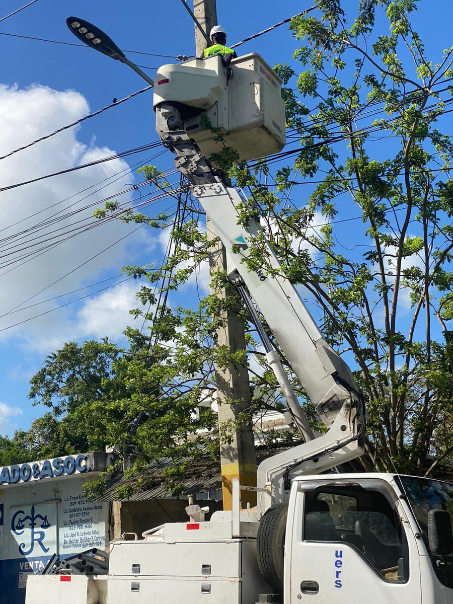 UERS_RD's tweet photo. Sánchez Ramírez. La calle Juan Sánchez Ramírez en el Municipio de Cotuí, cabecera de esta  Provincia, ahora luce iluminada tras la jornada de instalación y reparación de luminarias realizado por brigada de trabajo de nuestra institución. 
#obradebiensocial
#EstamosCambiando https://t.co/266z5wRoOM