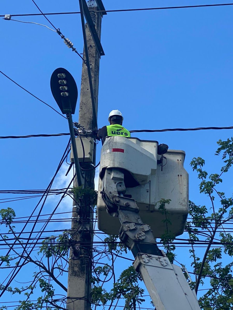 Sánchez Ramírez. La calle Juan Sánchez Ramírez en el Municipio de Cotuí, cabecera de esta  Provincia, ahora luce iluminada tras la jornada de instalación y reparación de luminarias realizado por brigada de trabajo de nuestra institución. 
#obradebiensocial
#EstamosCambiando