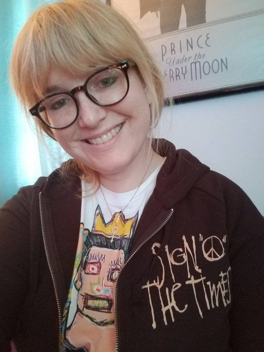 AbbeyBday's tweet photo. I got that new hoodie and a pop socket, since I got a new phone case. I really missed it. My selfies in Minneapolis were lacking without my popsocket. 😆 #DaddyPop https://t.co/93kHQOLkvi