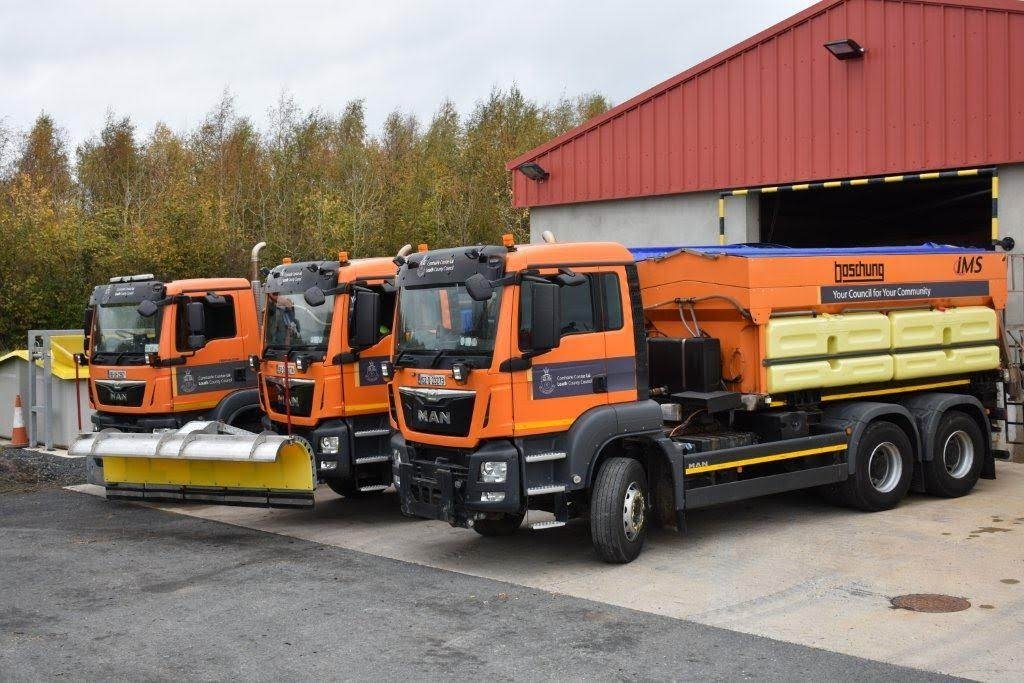 All published routes will be gritted tonight,  Monday 5th April, commencing at midnight. Drive safety on all roads at all times. #louthroads