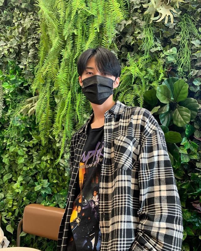 ❛✵05/04

        𓂅 Vía IG:
Salí de paseo con <a href="/ZhxngB/">Jacob</a> <a href="/ChaeWiin/">Win</a> y <a href="/NohYoonHo_B/">—۫ 𝘼𝙔𝙉𝙊 ˖ 에이노 .۫</a> a una cafetería en la villa.